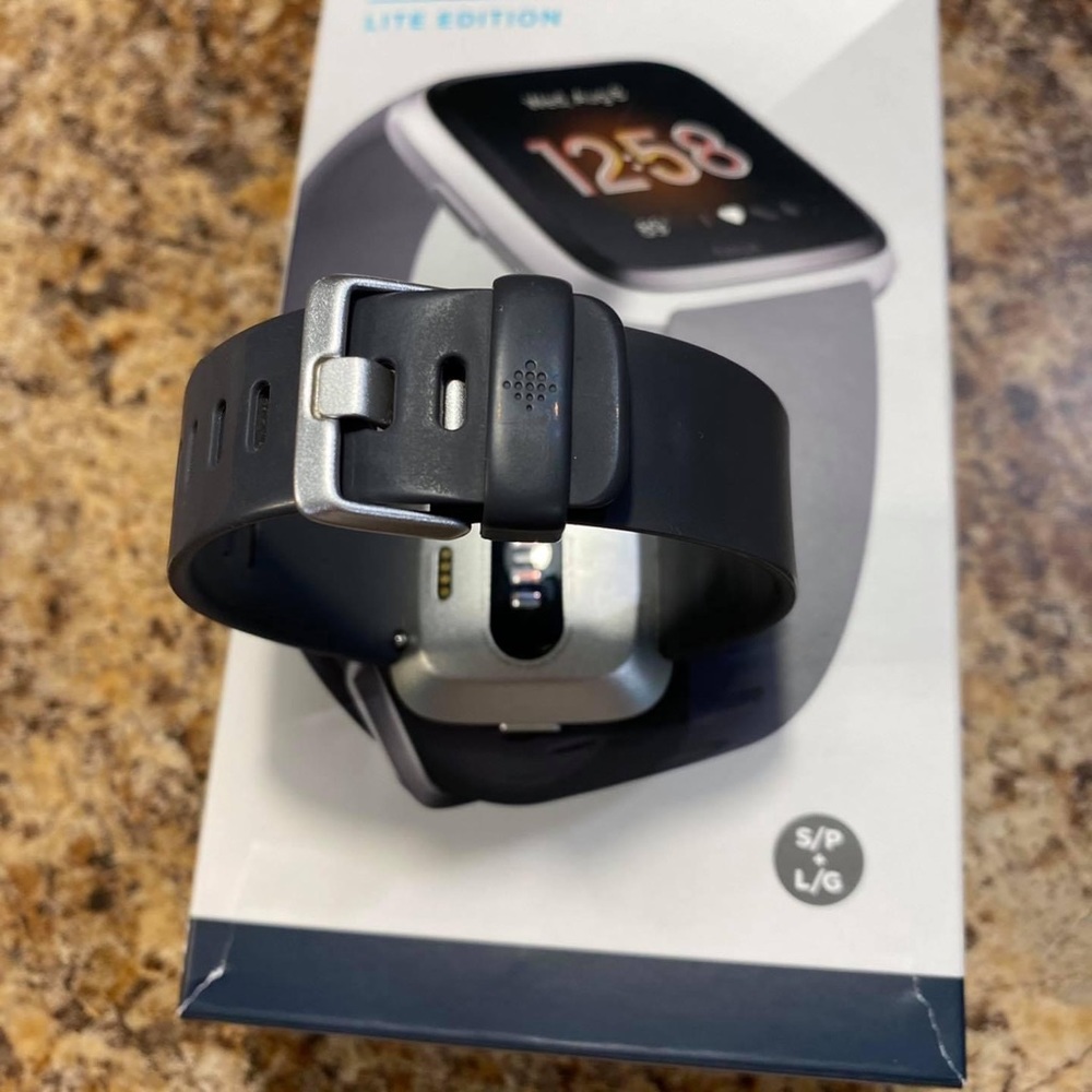Black/Silver Fitbit Versa Lite - image 4
